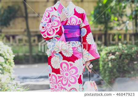 和服一個女人穿著一件清晰的衣服 46847923