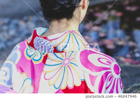 和服一個女人穿著一件清晰的衣服 46847946