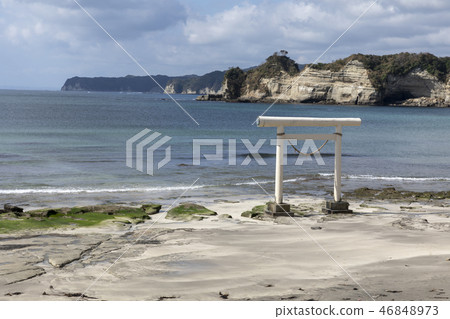 Torii and the coast 02 46848973