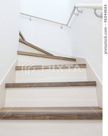 新樓的住宅樓梯從一樓 46849684