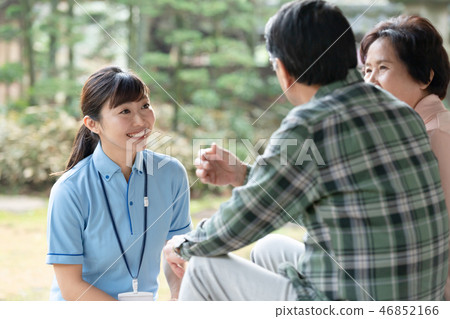 護老者，年長夫婦，家庭幫手，在家裡 46852166