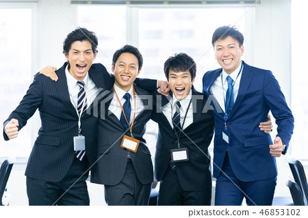 四名男性辦公室工作者的企業圖像 46853102