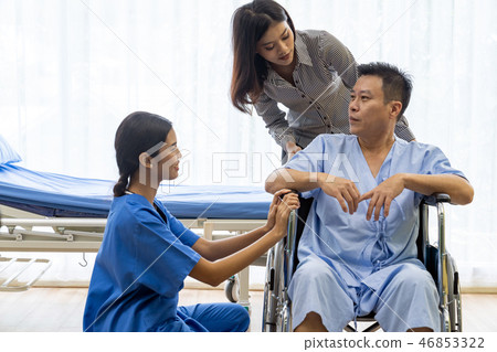 Physical therapist treatment patient Physical therapist treatment patient 46853322