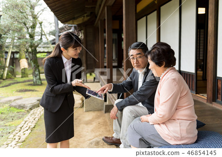 Businesswoman, senior couple, sales, tablet 46854145