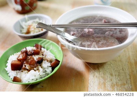 Duck meat and beef hot water 46854228