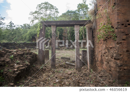CAMBODIA SRA EM PRASAT NEAK BUOS KHMER TEMPLE 46856619