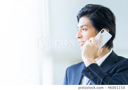 叫一個年輕商人的男性僱員 叫一個年輕商人的男性僱員 46861158