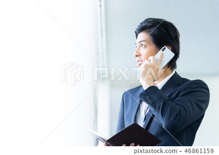 叫一個年輕商人的男性僱員 叫一個年輕商人的男性僱員 46861159