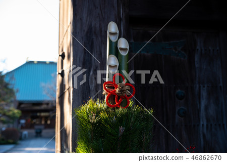 新年的街角陽光與陽光門松b-1 46862670