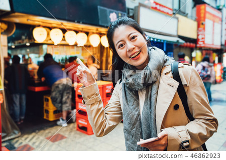 tourist pointing to standing fast restaurant 46862923