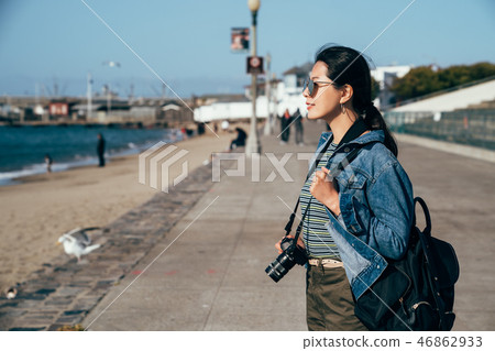 woman lens man holding camera smiling sightseeing 46862933