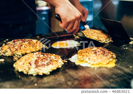 Chef making delicious food teppanyaki restaurant Chef making delicious food teppanyaki restaurant 46863021