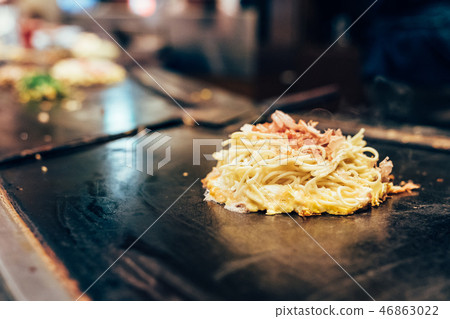 delicious okonomiyaki pancake on teppanyaki pan delicious okonomiyaki pancake on teppanyaki pan 46863022