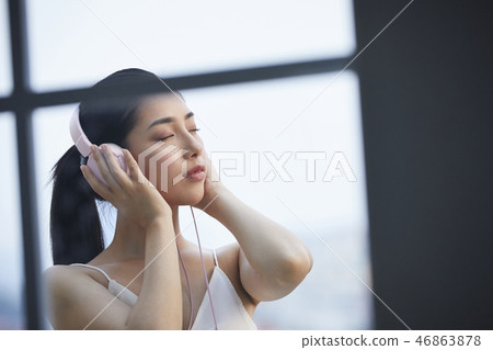 Woman relax 46863878