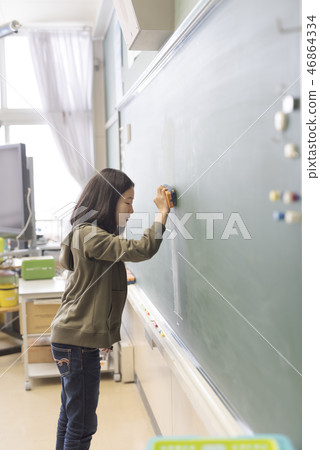 Elementary school image Child to put out the blackboard Elementary school image Child to put out the blackboard 46864334