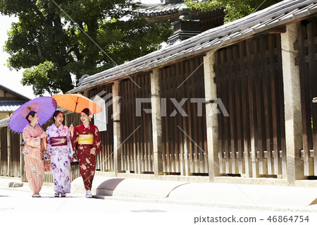和服的三名婦女走在胡同的 46864754