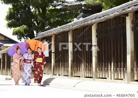和服的三名婦女走在胡同的 46864760