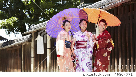 和服的三名婦女走在胡同的 和服的三名婦女走在胡同的 46864771