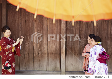 Three women in kimono taking a commemorative photo Three women in kimono taking a commemorative photo 46864791