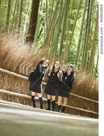 三個高中女生站在竹林的小直徑 46864869
