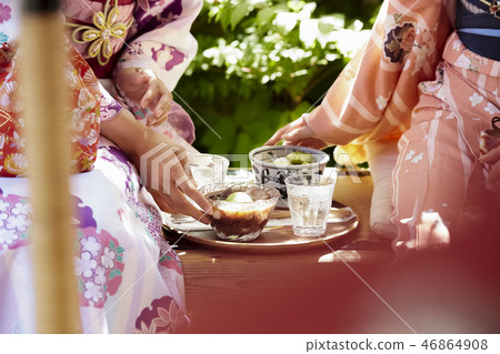 兩個女人的手穿著和服在茶館裡的甜蜜 兩個女人的手穿著和服在茶館裡的甜蜜 46864908