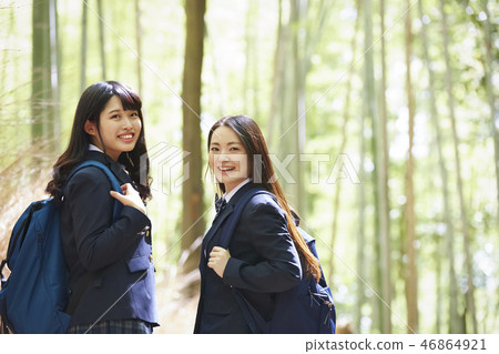 兩個高中女孩站立反對竹森林 兩個高中女孩站立反對竹森林 46864921