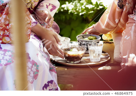 The hands of two women in a kimono wearing sweetness in a teahouse 46864975