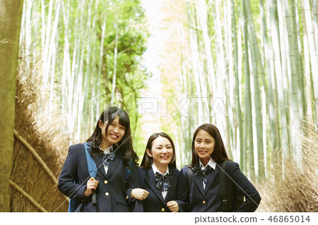 三個高中女生站在竹林的狹窄小路上 三個高中女生站在竹林的狹窄小路上 46865014
