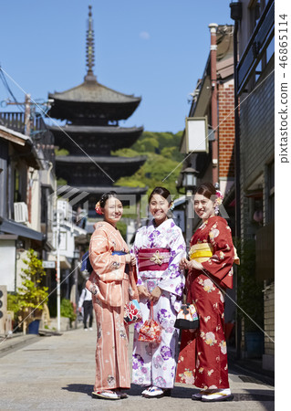站立反對五層塔的和服的三名婦女 46865114