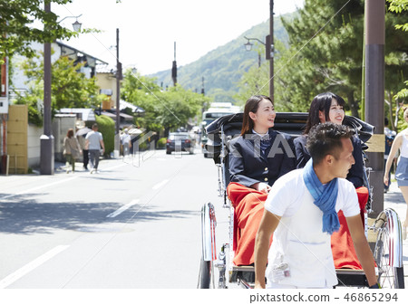 乘坐人力車的兩個高中女孩在街道 46865294