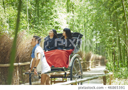 乘坐人力車的兩個高中女孩去竹子樹叢 46865391