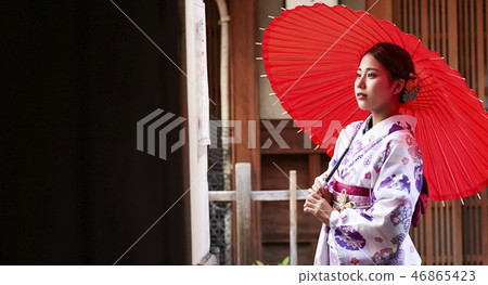 站立在後面胡同的紫色和服的婦女 站立在後面胡同的紫色和服的婦女 46865423