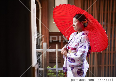 站立在後面胡同的紫色和服的婦女 46865451