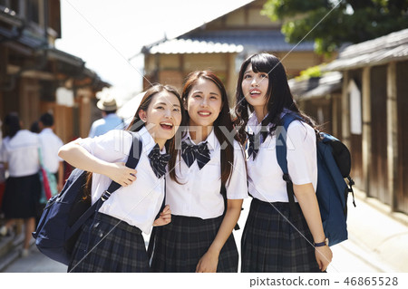 走在城市的三個高中女孩 走在城市的三個高中女孩 46865528