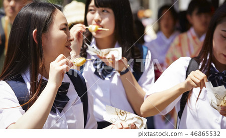 走在街道上的三個高中女孩,當吃餃子時 走在街道上的三個高中女孩,當吃餃子時 46865532