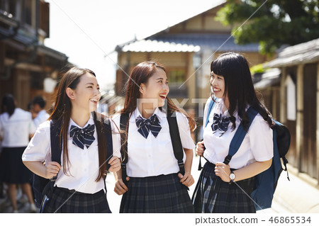 走在城市的三個高中女孩 走在城市的三個高中女孩 46865534