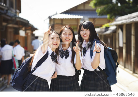 走在城市的三個高中女孩 走在城市的三個高中女孩 46865546