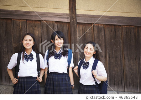 站立在木短槌前面的三個高中女孩 46865548