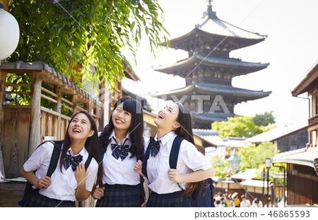 站立反對五層塔的三個高中女孩 46865593