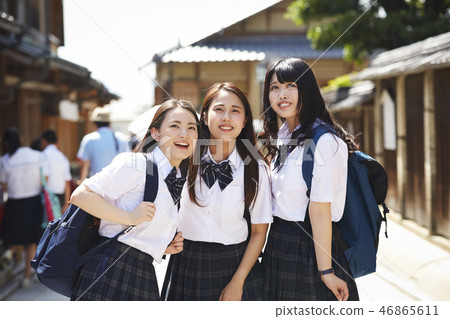 走在城市的三個高中女孩 46865611