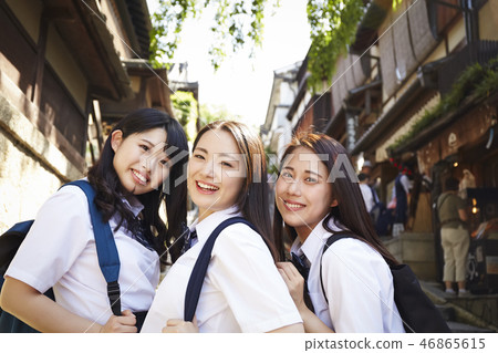 回顧在一個石樓梯的三個高中女孩 回顧在一個石樓梯的三個高中女孩 46865615