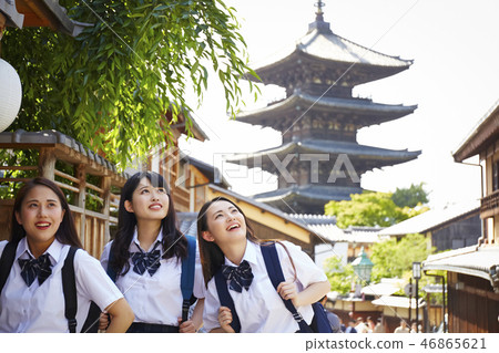 站立反對五層塔的三個高中女孩 46865621