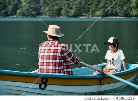 Family trip lake boat Family trip lake boat 46866239