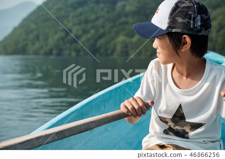 Family trip lake boat 46866256