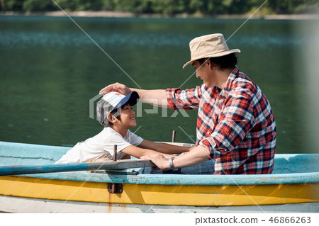 Family trip lake boat 46866263