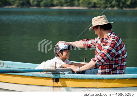 Family trip lake boat Family trip lake boat 46866290