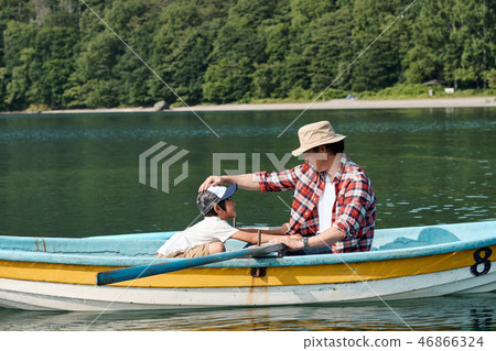 Family trip lake boat Family trip lake boat 46866324
