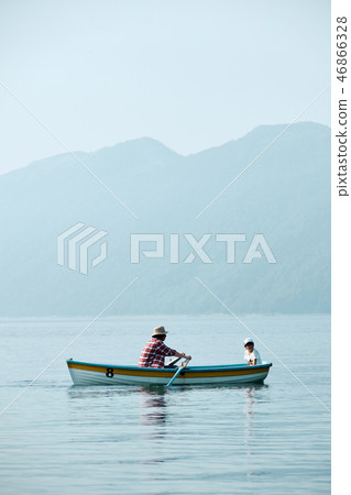 Family trip lake boat 46866328
