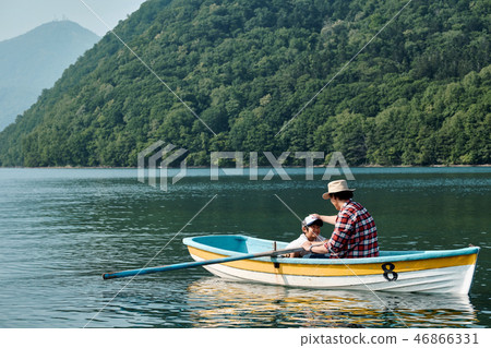 Family trip lake boat Family trip lake boat 46866331