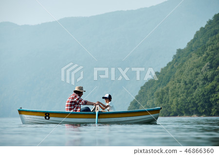 Family trip lake boat Family trip lake boat 46866360